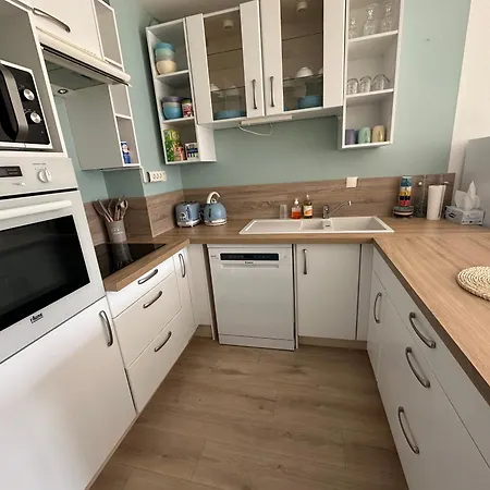 La Garenne, Pres Des Commerces