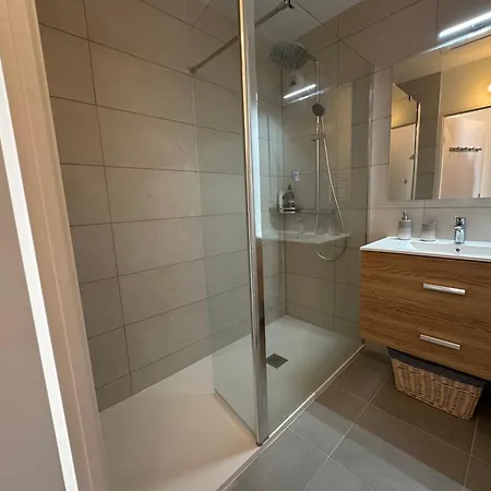 La Garenne, Pres Des Commerces *