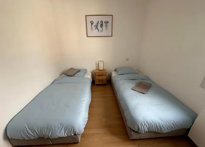 La Garenne, Pres Des Commerces